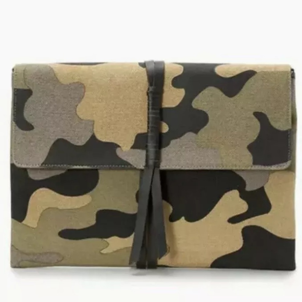 New Bellamy Clutch bus Stella & Dot